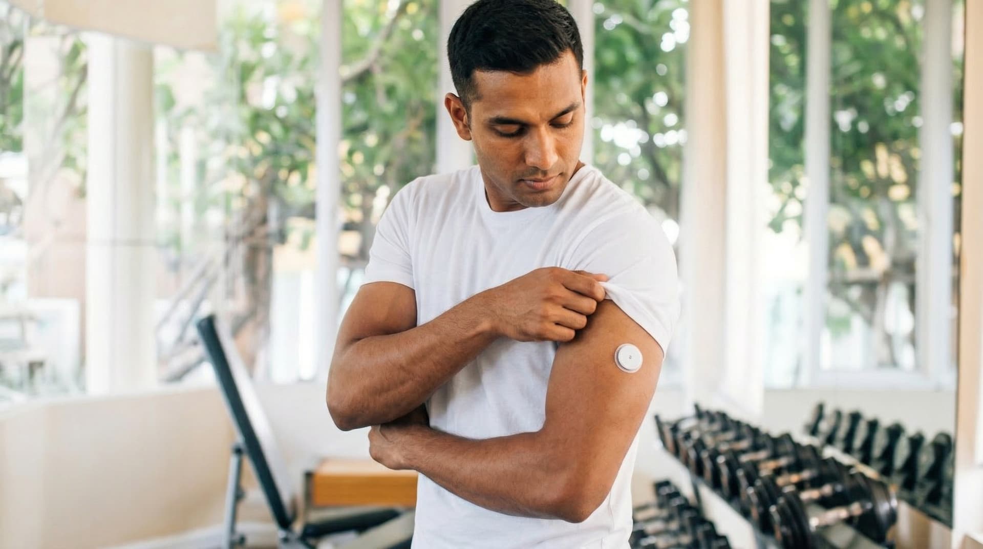 Man at the gym using Vixxa 2 CGM for actionable glucose insights